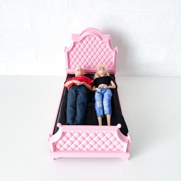 Pink Tufted Miniature Chesterfield Bed Queen Size 1:6 Scale Barbie Dollhouse - Picture 6 of 7